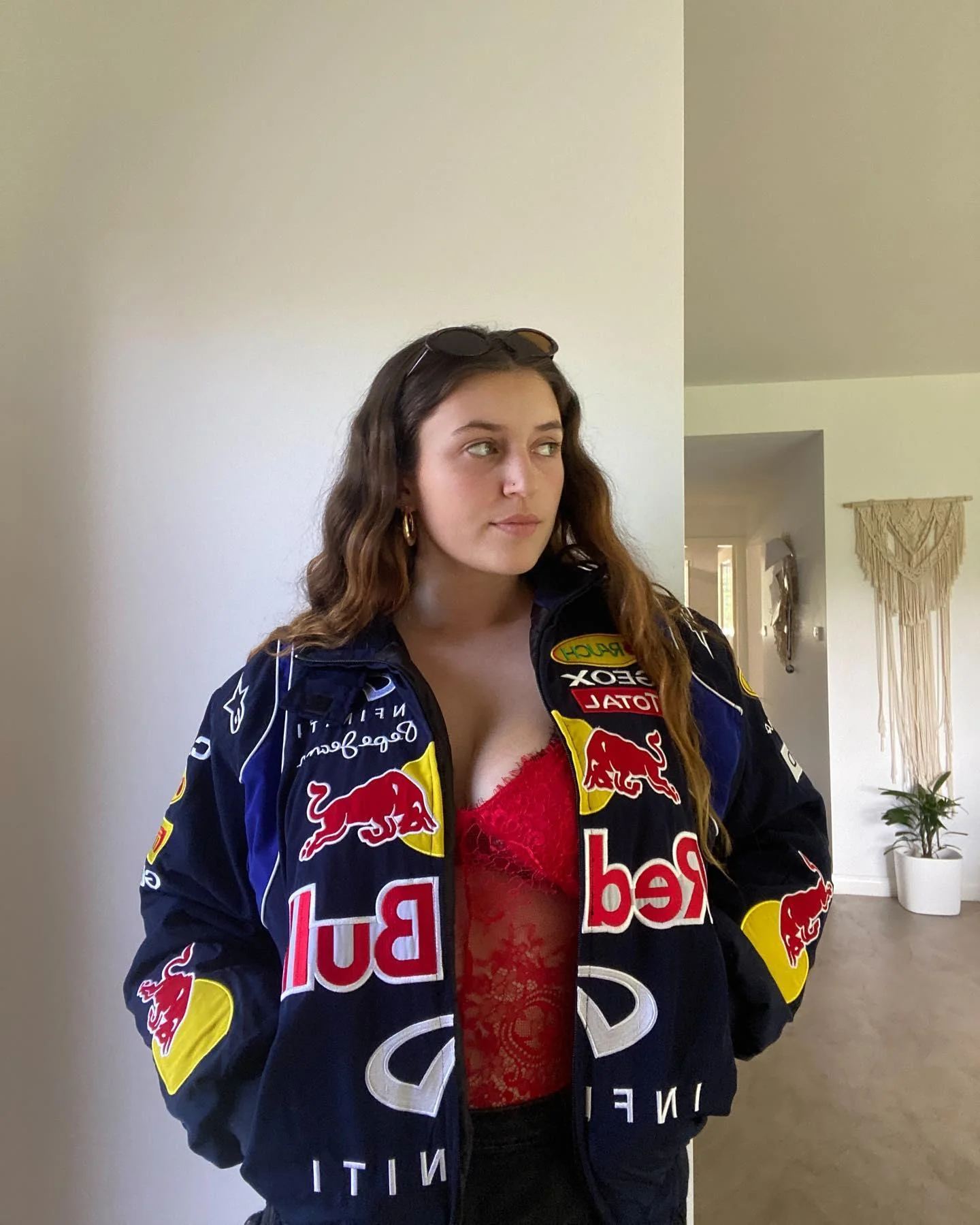 STREETWEARREDBULLJAKCETDWNTWN
